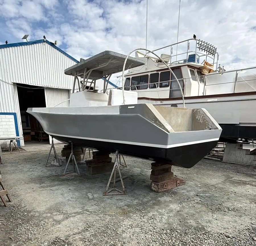 1986 Contender 26ft motor yacht for sale, three-quarter view